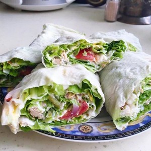 Ruladă cu salată și ton